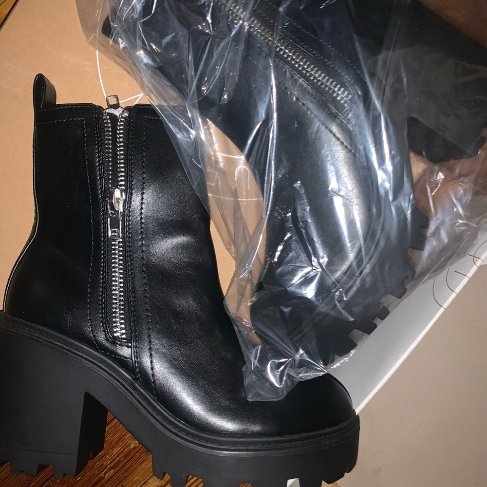 NWT black chunky heel boots